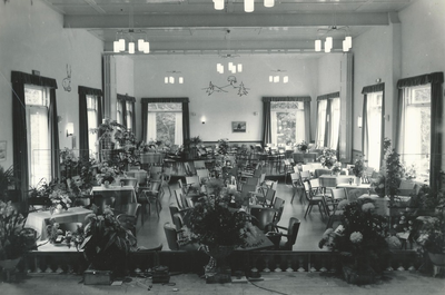 38 - Grote zaal met de bloemenpracht